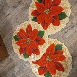 Set of 8 plastic poinsettia scalloped placemats